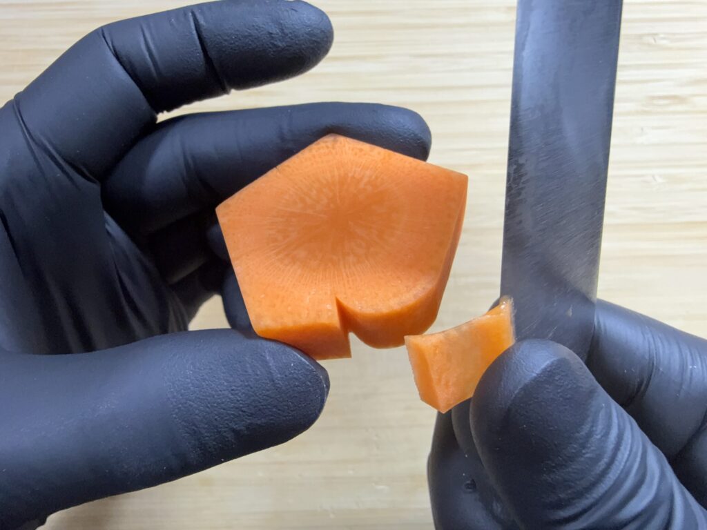 角を丸く剥く工程写真
