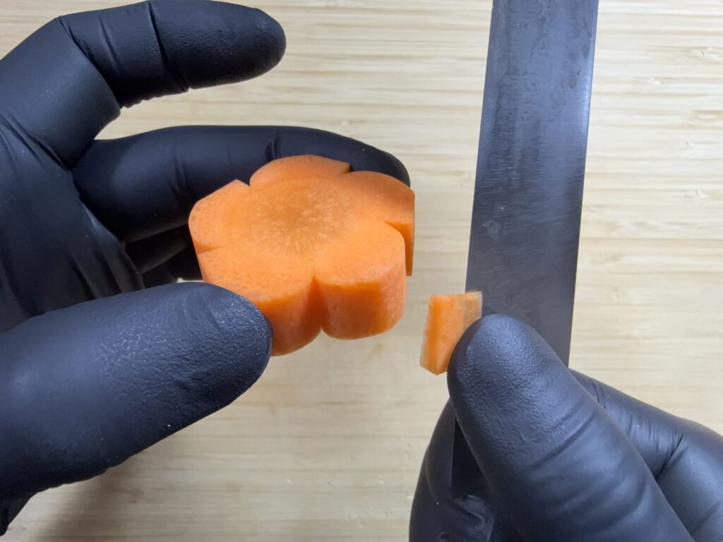 角を丸く剥く工程写真