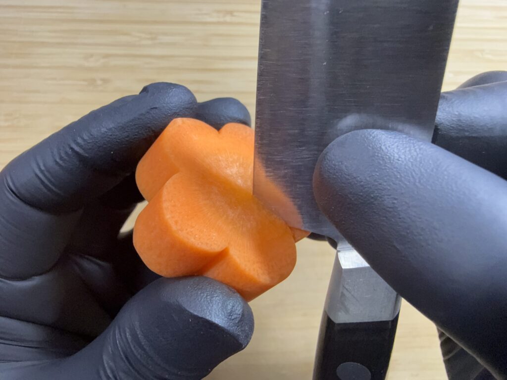 切り込みを入れる工程写真