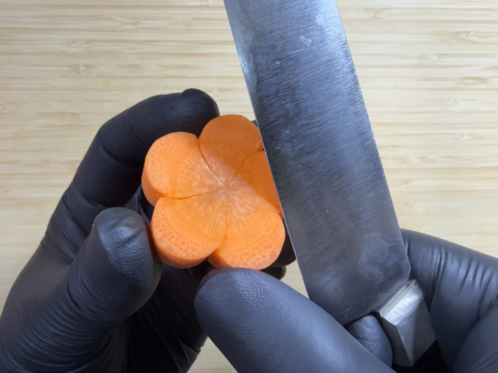 花びらの形に剥く工程写真
