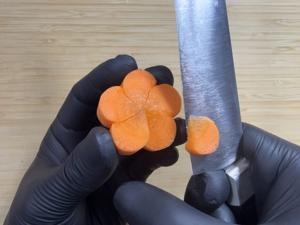 花びらの形に剥く工程写真