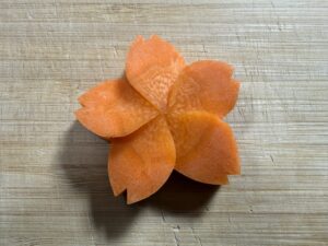人参の飾り切りの完成画像。